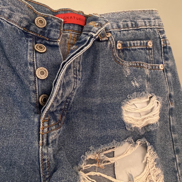 Brand new SIGNATURE 8 distressed denim cutoffs shorts Sz. L - Picture 2 of 11